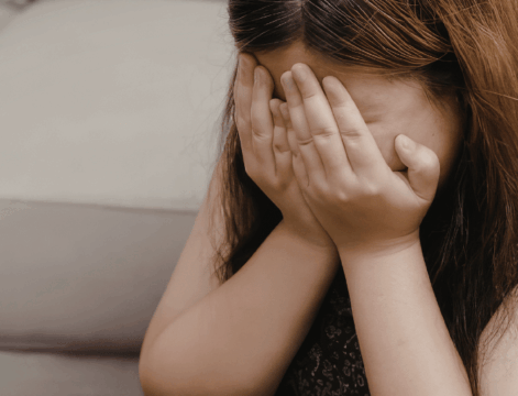 Persona afectada emocionalmente por una adicción en Gijón reflexionando sobre pedir ayuda profesional.