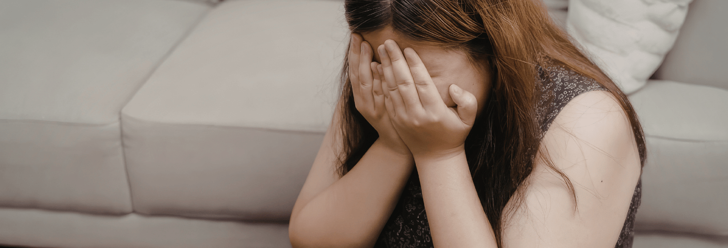 Persona afectada emocionalmente por una adicción en Gijón reflexionando sobre pedir ayuda profesional.