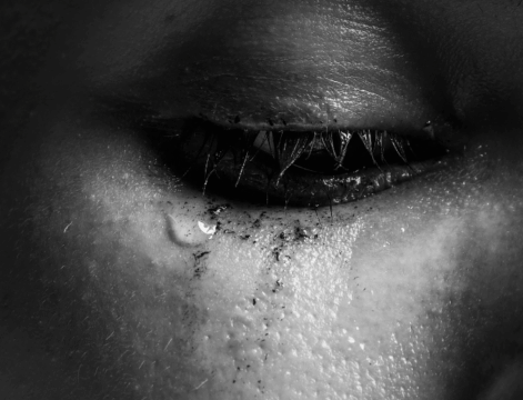 Persona afectada por dependencia emocional y vacío afectivo en Asturias reflexionando sobre sus relaciones personales.