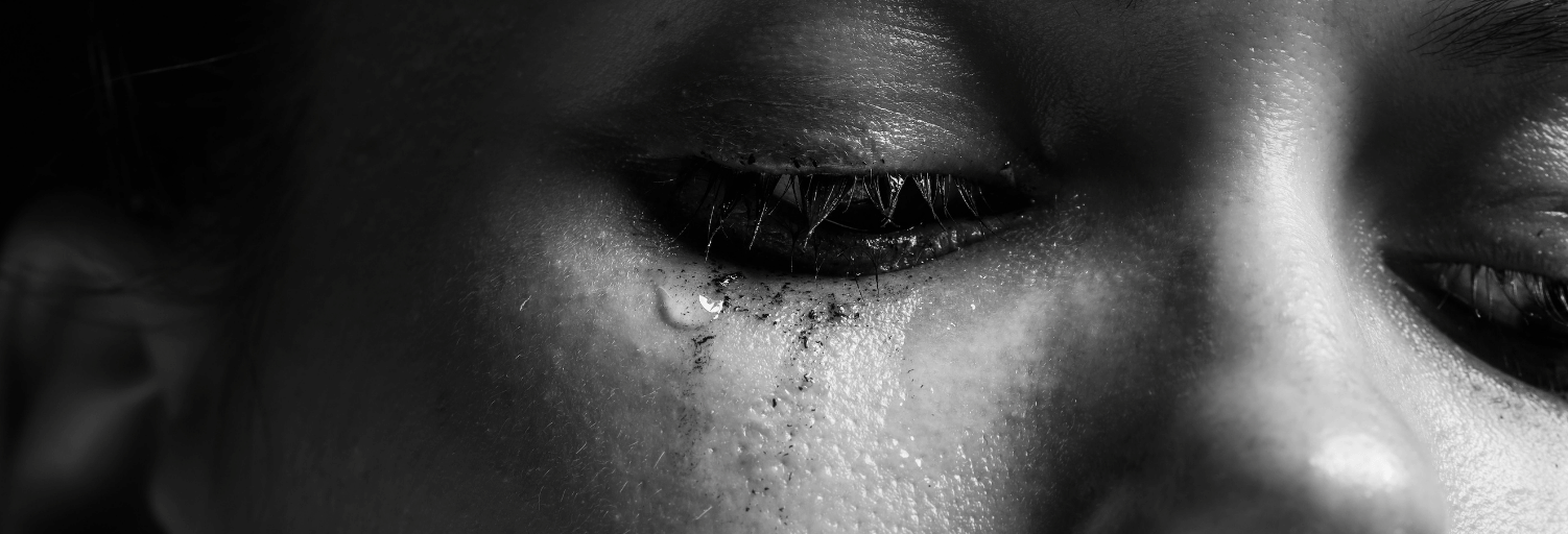 Persona afectada por dependencia emocional y vacío afectivo en Asturias reflexionando sobre sus relaciones personales.