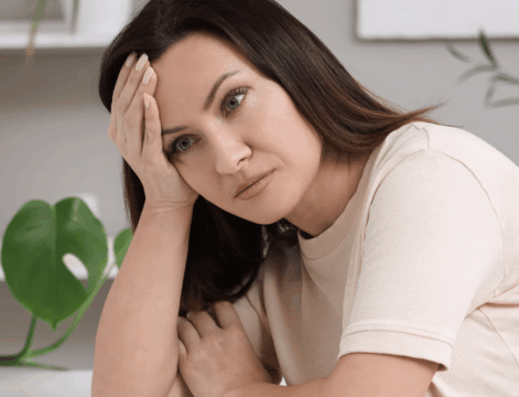 Persona afectada emocionalmente por una adicción en Avilés reflexionando sobre su bienestar y salud mental.