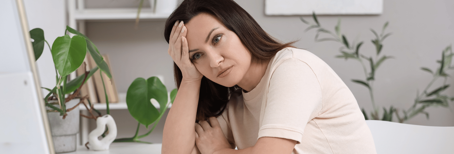 Persona afectada emocionalmente por una adicción en Avilés reflexionando sobre su bienestar y salud mental.