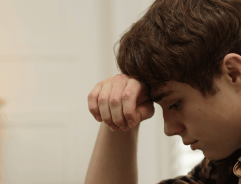 Persona afectada por ansiedad y adicciones en Asturias mostrando agotamiento emocional y necesidad de apoyo psicológico.